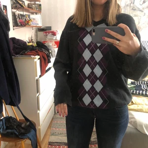 Fin v-ringad tröja☺️ - Säljer denna stickade, v-ringade tröja som är köpt second hand!! Köptes för ca 150kr och säljer nu för 60kr💗💗 Den är i strl xxl men sitter snyggt oversized på mig som är en m☺️💗