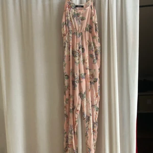 Jumpsuit  - Gammal rosa i färgen, tunn jumpsuit som ej blivit använd för den är alldeles för lång för mig tyvärr. Den är L i barn st men passar som xs/s för vuxna