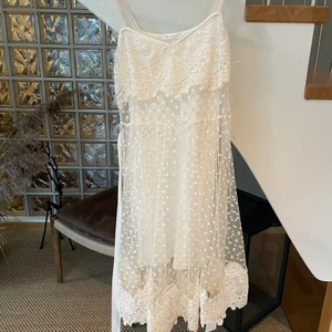 Ida Sjöstedt klänning - Så smickrande Ida sjöstedt klänning, nypris 1500! En liten fläck vid bröstet som ej syns på lång håll. Skriv för bilder💞