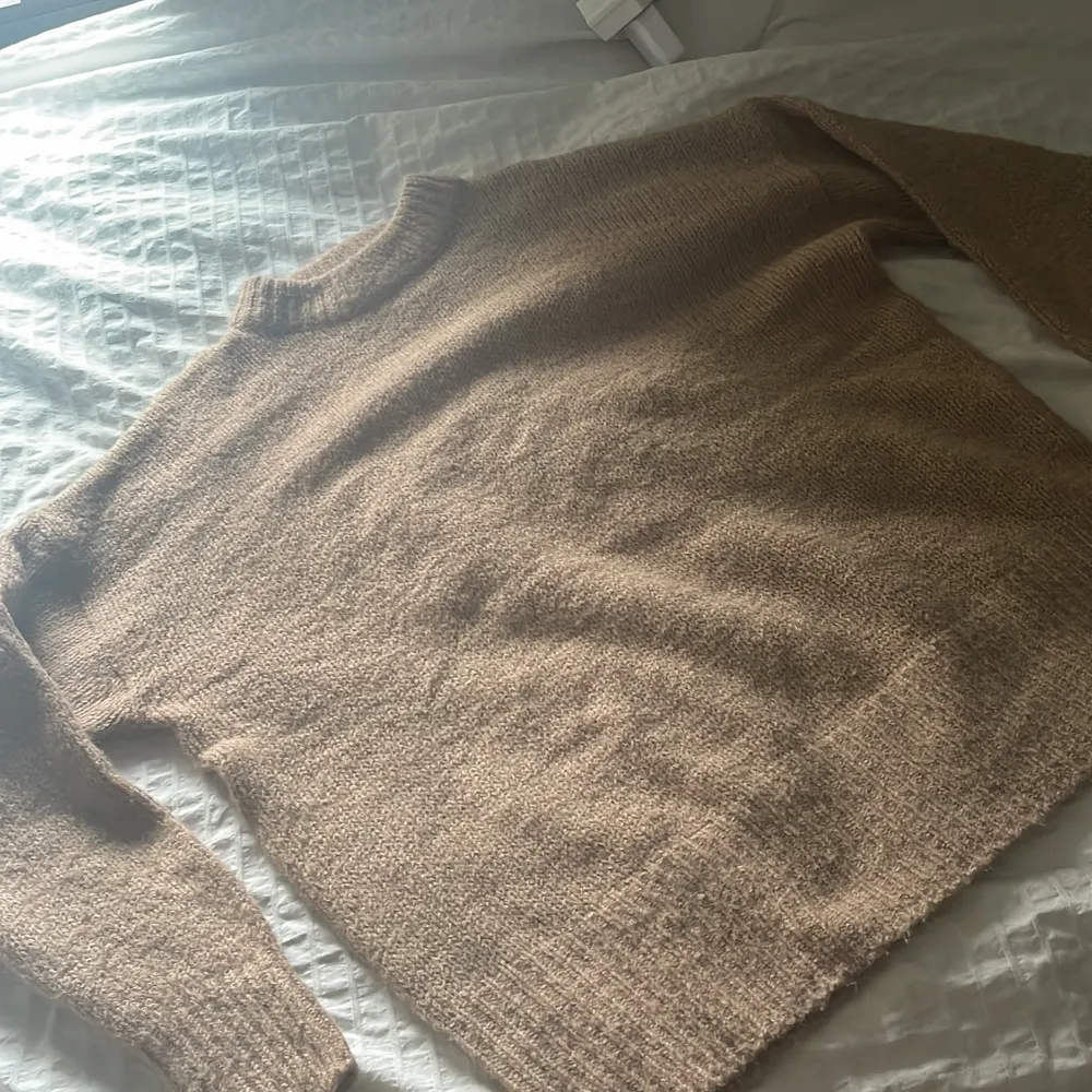 Säljer en brunaktig stickad tröja då jag ej använder den mer. Som ni ser på första bild så är den lite lång, den slutar precis under rumpan men de kan va att den är i M. Köpt för 250 säljer för 100💗💗(köparen står för frakt). Stickat.