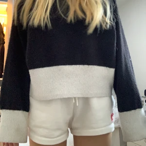 Tröja  - Säljer denna supermysiga tröja med coola detaljer. Supersnygg passform💞