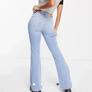 LJUSBLÅA BOOTCUTS - ett par oanvända, bara testade ljusblåa bootcuts. säljer pga att jag inte har nån användning utav de. Är 165 cm oxh de når ner till marken på mig. Strl 32 men väldigt stretchiga så skulle passa ända up till 36-38 tror jag. De är väldigt bra material och de är jättefina. Priset kan diskuteras oxh jag säljer inte dyrt