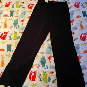 Svarta kostymbyxor - Säljer ett par svarta kostymbyxor från bikbok helt oanvända i storlek M, de är typ high waist i storlek 40 men tror kanske mer en M