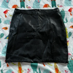 Kort skinnkjol - Säljer en kort skinnkjol inte äkta skinn men ser väldigt bra ut, i mjukt skinn och därför möjligt att röra sig i kjolen utan problem! 