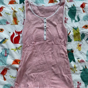 Randigt linne - Säljer ett gulligt linne som är rosa vitt randigt med knappar!