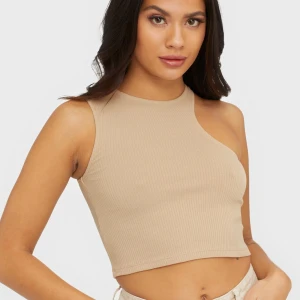 Nelly top - Säljer denna superfina ljusbeige topp från Nelly i S. Säljer då den var lite för liten. Färgen är samma som på första bilden. Passar Xs/S. Aldrig använd, endast provad så tags och påsen den kom i finns kvar! Köpt för 199kr. Pris är inkl. frakt