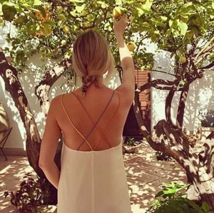 Vit slip klänning med pastellfärgade axelband strl S - Jättefin somrig vit slip klänning med pastellfärgade axelband i olika färger strl S, från Weekday i fint skick. 🤍 Jag lägger upp nytt då och då, Följ mig gärna för kommande annonser 