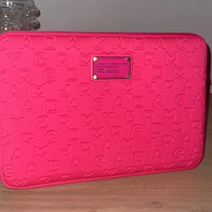 Marc By Marc Jacobs  - Aldrig använd då den va lite för liten för min MacBook Air. Passar till IPad, mindre MacBook mm. Köparen står för frakten!! 🤍 (äkta, köpt på Raglady) den är 33 på längden och 23 på bredden! 