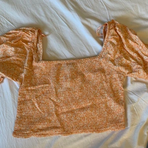 Sommrig topp  - Super snygg topp till sommaren. Säljer pga att den är för stor för mig och därför aldrig använd. På bild 2 ser ni hur tröjan sitter, det är samma modell men i en annan färg. Köpt för 249, säljer för 149 inklusive frakt 