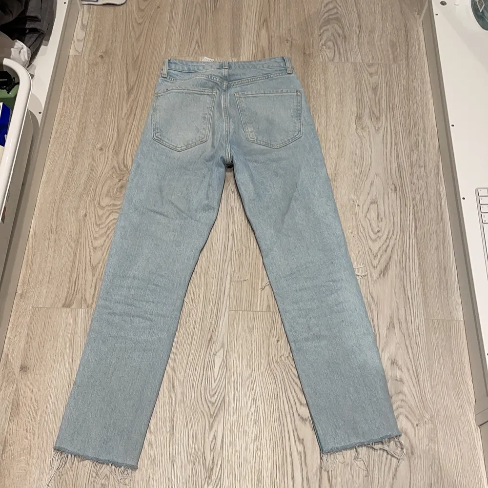 Fina ljusa jeans till sommaren eller de vill säga till varan. Är i bra skick, har använt 2 till 3 gånger eftersom de är för korta. Säljer de för 150kr. Pris kan diskuteras💕. Stolek 32.. Jeans & Byxor.