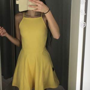 En jättefin gul klänning som är perfekt till sommaren✨😍 Använd några gånger men det är inte synligt. Säljer pga att den blivit för liten för mig. Skriv privat för fler bilder💕
