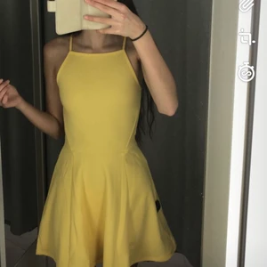 Gul klänning  - En jättefin gul klänning som är perfekt till sommaren✨😍 Använd några gånger men det är inte synligt. Säljer pga att den blivit för liten för mig. Skriv privat för fler bilder💕
