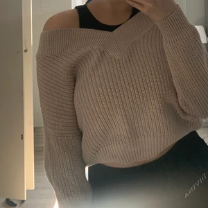 Off shoulder, NAKD, XS - En asfin beige stickad tröja från NAKD, köpt för 399:- säljer för 50:-. Använd ett fåtal gånger, men som ny. Passar dig som har XS-S. Köparen betalar frakten.