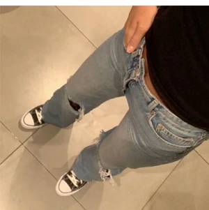 Populära zara jeans - Säljer mina populära zara jeans, 90 full legth med slits i knäna. Suuuper snygga men behöver lite extra pengar atm. Köpte för ca 10 månader sen och måttligt använda. De är vida och hög i midjan. Det var slutsålda i Sverige, köpte mina i Portugal. (Lånad bild)