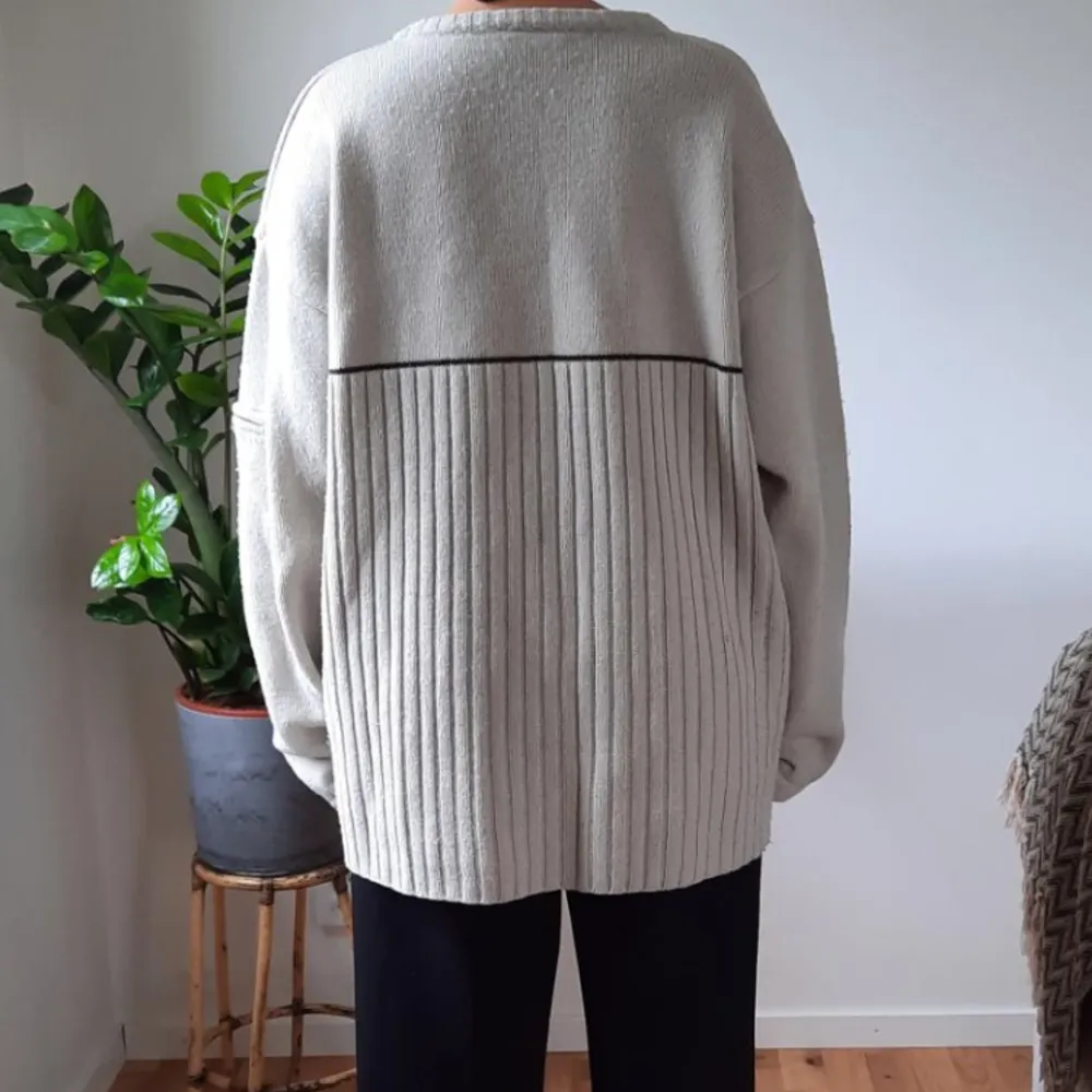 Jättefin oversized stickad sweater i grå/svart färg. Köpt secondhand i Berlin✨✨ köparen står för frakten. . Stickat.