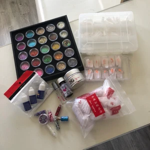Nagelsaker - Kan säljas separat eller allt tillsammans för 250kr  Obs!! Glittrena säljes i påsar och inte stället!! 