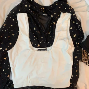 Topp - Söt topp från prettylittlething använd en gång. Står ingen storlek men uppskattar till en xs/s