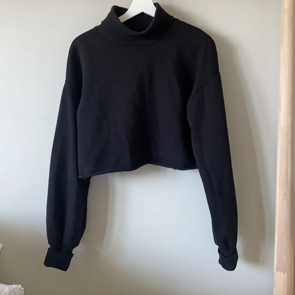 Croppad tjocktröja med turtleneck  från Nelly! Knappt använd. Långa ärmar. . Tröjor & Koftor.