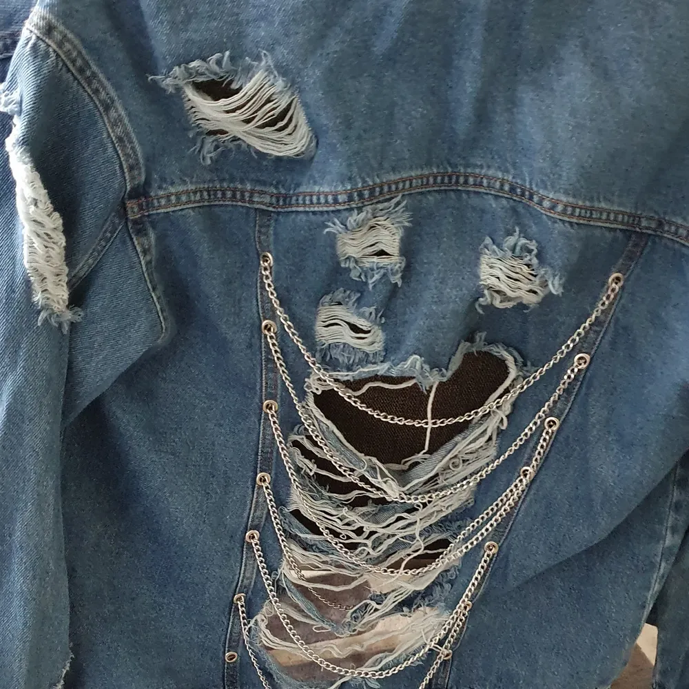 Underbar jeansjacka med knäppning framtill.  Funktionella bröstfickor.  kedjedetaljer🦋🛍bara tvättat, aldrig använt #nyjeans #jacka. Jackor.