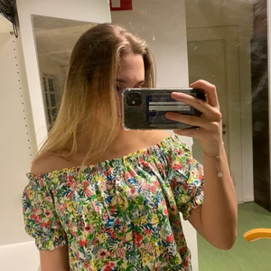 Blus - Säljer denna fina blus till sommaren💕