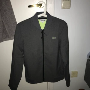 Lacoste sport zip up sweatshirt - Helt ny storlek Xs nypris 1099 men säljer för billigare, pris 350kr men tar även emot bud 