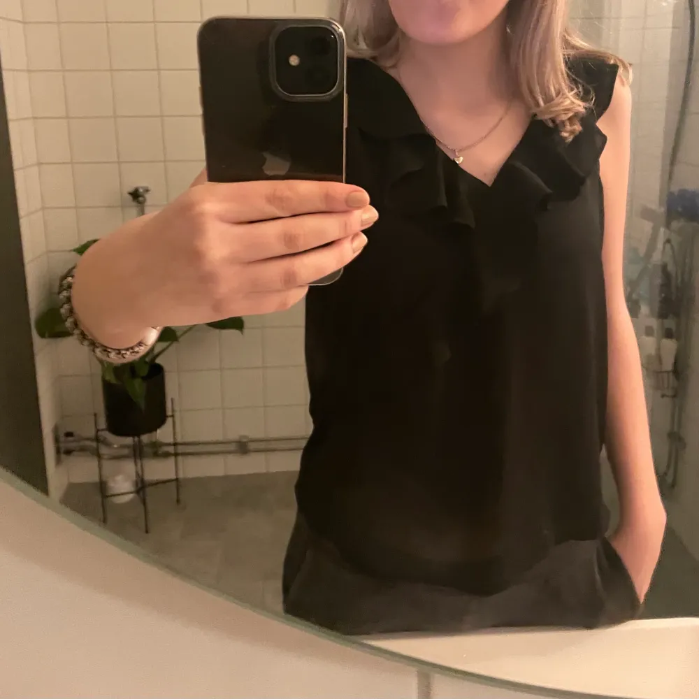 Jättefin blus ifrån Zara, köpt för 2 år sedan men inte riktigt kommit till användning så därför i väldigt bra skick. Köpt för 299. Yläosat.