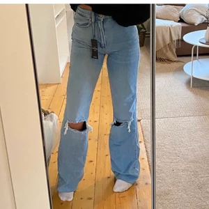 Stradivarius jeans med hål - Säljer mina jeans ifrån stradivarius som är väl använda. Jag är 175 cm och bär 34. Köparen står för frakten, 96kr. Budet är alltid bindande💗 buda gärna i budgivningen🥰