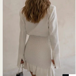 Vit klänning  - Säljer denna underbara klänning från nakd, då den var tänkt att bli min studentklänning. Så bra kvalite och inte genomskinlig! Lite stor i storleken. Jag är 160 cm lång och är lite för lång för mig, har 67cm i midjemått och där sitter den perfekt! Köparen står för frakt (66kr)