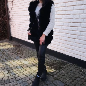 PÄLSVÄST - Jag säljer denna svarta pälsvästen, ÄKTA PÄLS. Den är köpt från Tessie och kostade runt 600kr, men jag säljer den för 300kr + frakten som kostar 66kr.. Skickar jättegärna egna bilder i chatten. Om det är fler som blir intresserade så blir det budgivning / kram 