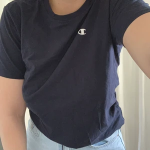 Champion T-shirt  - Marinblå T-shirt, köpt på barnavdelningen i 2XL men skulle säga att den motsvarar en medium ungefär 🌻