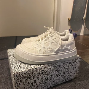 Eytys Sonic - Eytys Sonic med en vit beige färg, perfekta sommar skorna. Sitter true to size 44. Köp dem innan jag ångrar mig ;)