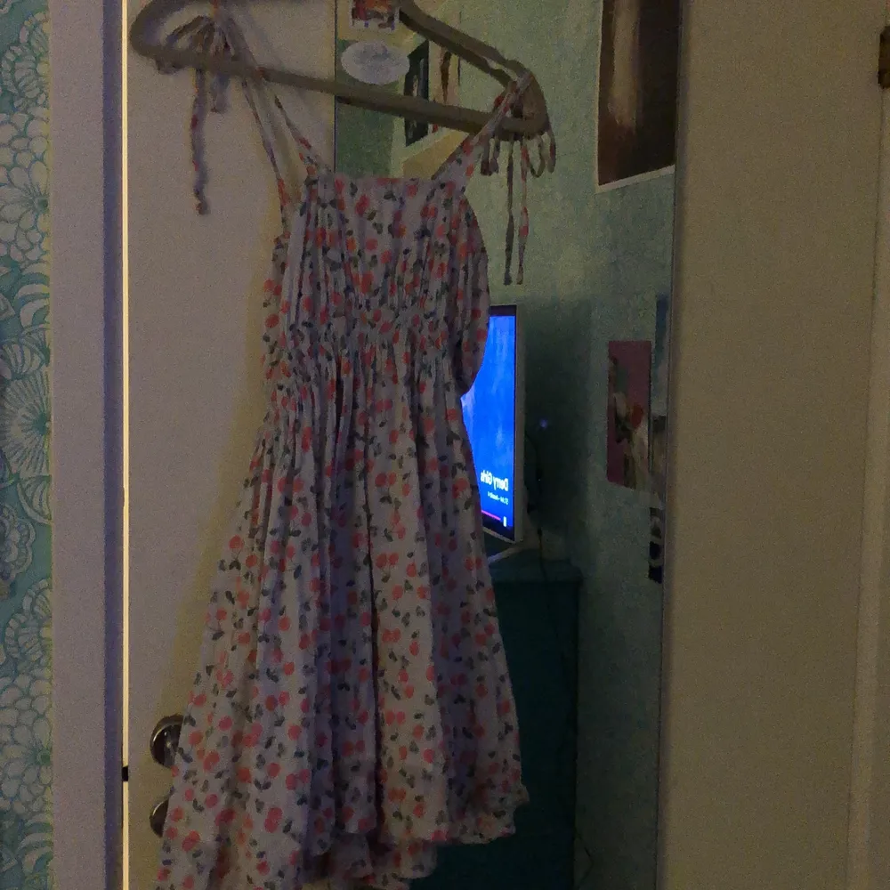 blommig klänning som även går att användas som kjol! köpt på plick men i bra skick. (de två första bilderna är den gamla säljarens). Klänningar.