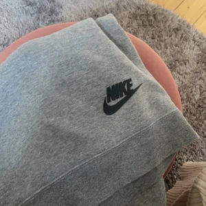 Nike  - En Nike sweatshirt!! Supersnygg, säljer då den är aningen liten för mig! Nypris 500, säljer för 200, köparen står för frakt!