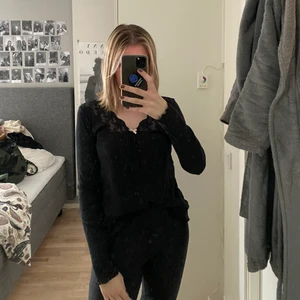 Topp/stickad tröja - Väldigt tunt stickad tröja från Odd Molly. Jag är en xs men eftersom att den är väldigt stretchig passar den även s och en mindre m. Inte genomskinligt även fast den är tunn. 