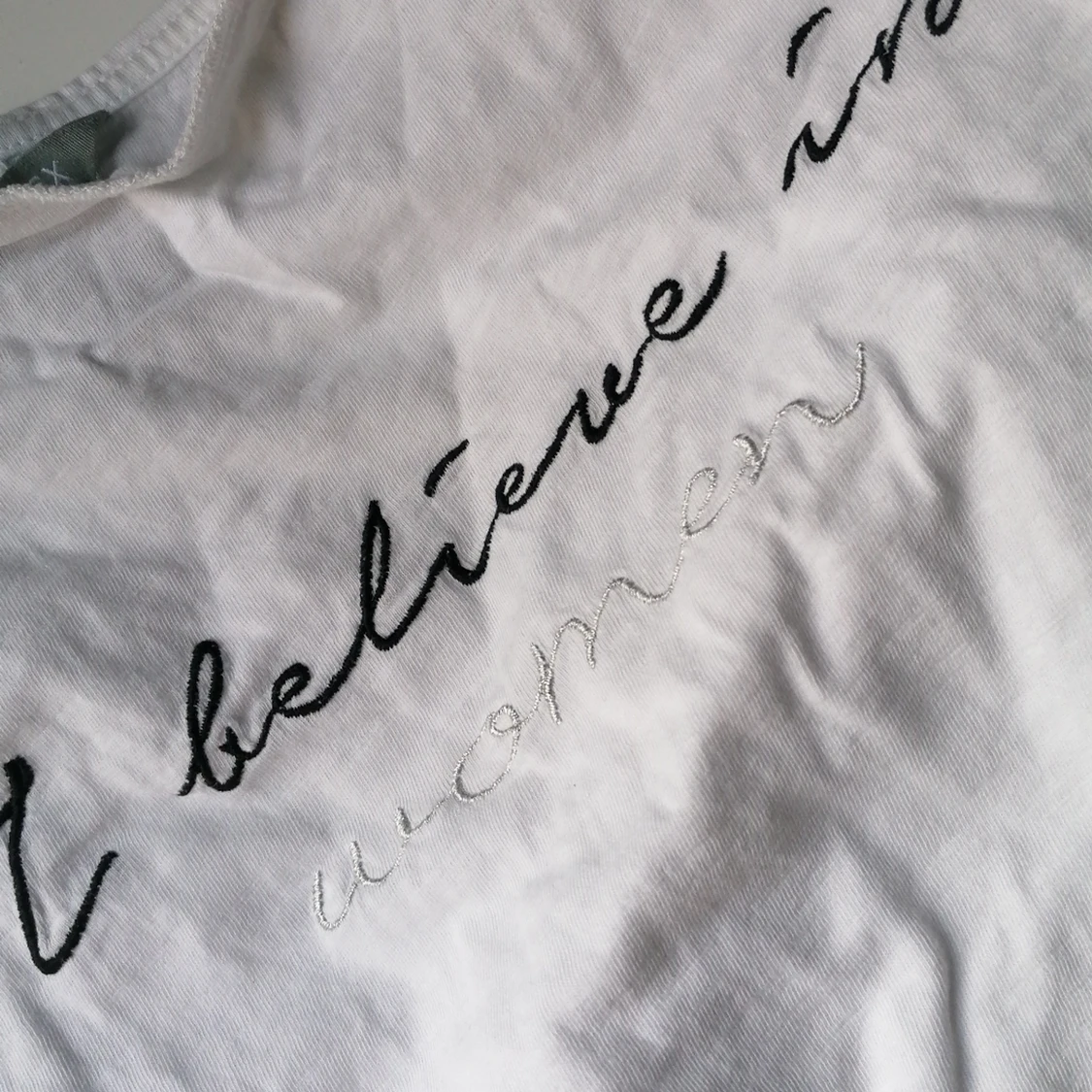 Vit t-shirt med text - 91