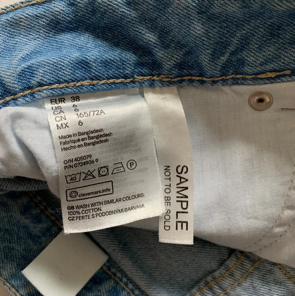 Ett par jeans från &Denim. Köpte de på second hand för ca 1 år sedan. Som ni ser på tredje bilden så skulle de egentligen inte säljas💕. Jeans & Byxor.