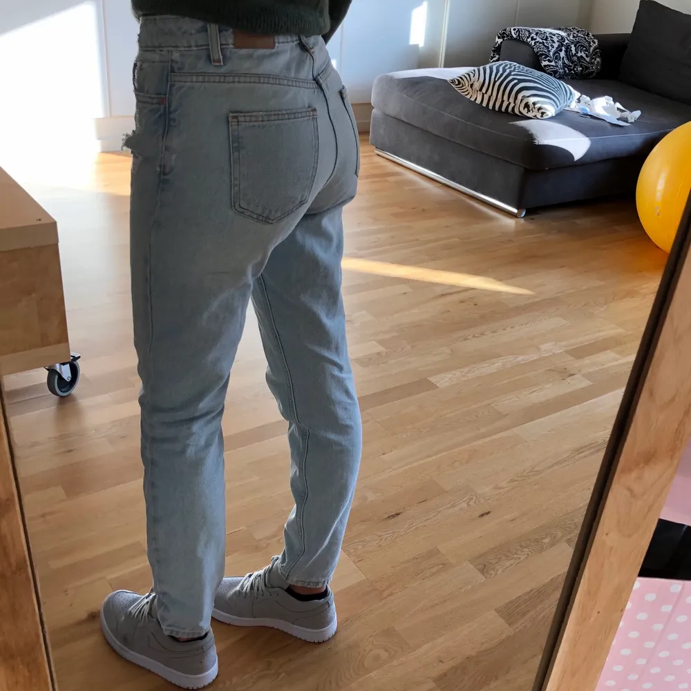 Supersnygga boyfriend jeans från zara. Väldigt ljus blå färg💕 Oanvända och i nyskick! Strl 34 Nypris: ca 400 kr . Jeans & Byxor.