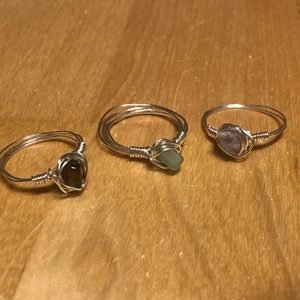 Kristallringar  - Kristallringar som jag gör själv!                                        Här är alla kristaller jag har + några av dess egenskaper:                                                                    - Tigeröga: styrka, bättre självkänsla.                           - Turmalin: skyddar, grundar, balanserar.                      - Ametist: spirualitet, lugn, inner peace.                        - Karneol: kreativitet, inspiration, passion.                     - Rosenkvarts: kärlek, boosta relationer.                       - Bergskristall: klarhet, bättre koncentration               -Jaspis: livskraft, livsskeenden, styrka.                           - Regnbågsfluorite: kreativitet, anti-panik.                    - Gul Aventurine: lugn, balans, optimism, kreativitet                                                                    - Röd Aventurine: kreativitet, healing.                            - Grön Aventurine: framgång, motivation, kreativitet.                                                                  - Guld sand sten: positivitet, självförtroende, mod.        - Blå sand sten: ambition, självförtroende.                    - Lapis Lazuli: mod, integritet, unity.                           Gör ringarna i alla storlekar!                                         🦋Skicka gärna ett meddelande om du har frågor eller vill ha fler bilder! 🦋