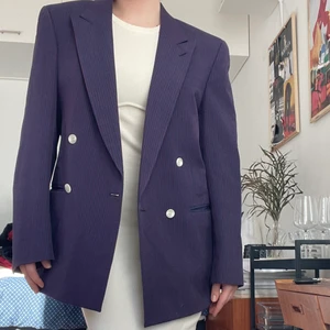 Kavaj - Marinblå kavaj med röda ränder. Väldigt fint skick. Strl M men passar även S för en oversized look. Ev. Budgivning i kommentarerna. 200kr+frakt🍒