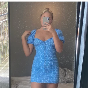 Zara klänning  - Köpte denna SVINSNYGGA och populära klänningen på plick men den var tyvärr väldigt liten på mig (därav är bilderna lånade från förra säljaren för kunde inte få på mig den). Storlek M men skulle säga att den passar S och möjligtvis XS. Den har även ett litet litet hål vid dragkedjan men inget som påverkar klänningens utseende och funktion, går lätt att sy ihop om man vill!💙  (edit: många intresserade så det blir budgivning)