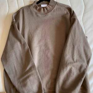 En brun sweatshirt från weekday med halvt polokrage   Väldigt bra skick, inte använd mer än 3 ggr.