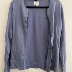 Lila kofta  - En superfin lila kofta i jättebra skick, knappt använd i använd XS men passar också som S! Frakt 66kr(spårbar) , eller så kan jag mötas upp i Stockholm city 💓