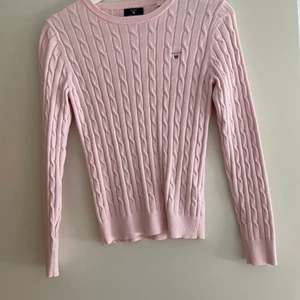 Tröja  - Kabelstickad tröja från Gant, storlek S. 