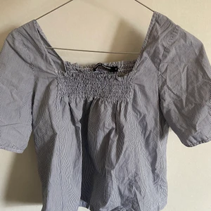 Ljus blå topp  - Gullig och perfekt för sommaren!!!                                                  Den är i storlek XS men sitter som en S