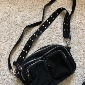 Gina Tricot svart axelväska  - Använd en vecka i dominikanska republiken haha, inget mer än så. Det är därför man hittar spår av sand i väskan, men det dammsuger jag bort till den lyckligt lottade köparen!