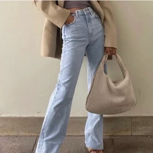 Raka jeans - Raka jeans från Zara som inte passade mig tyvärr! Det är storlek 36 och är normala i storleken🤎🤎 350 + frakt 62kr