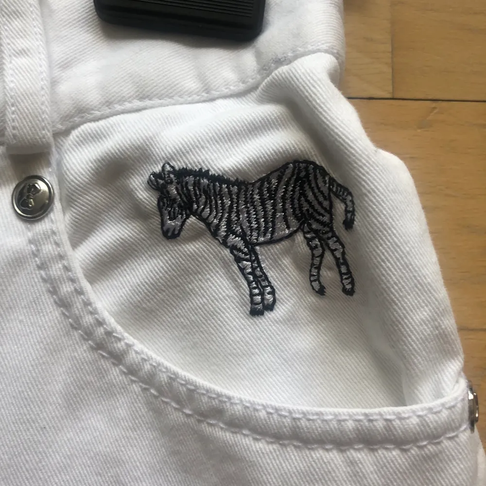 väldigt snyggt snitt, bra skick (några små spår av slitage), väskstorlek 36 eller normal storlek 38, med en vacker zebra sydd i fickan. Jeans & Byxor.