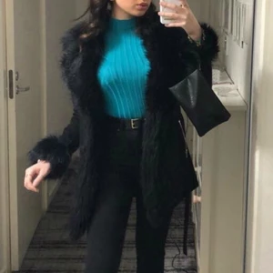 Pälskappa - Säljer min underbara pälskappa. Självklart så är det fuskpäls. Päls runt handleden och från kragen ner. Band runt midjan så att du kan knyta. Passar perfekt för ett sådant väder! Köpt för 1200kr💗