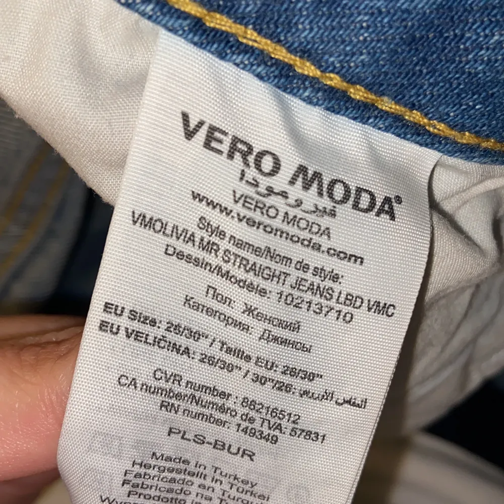 Skit snygga straight jeans från Vero Moda! De var mina favorit jeans men de är tyvärr alldeles för små på mig nu så jag hoppas dom får ett nytt hem! Frakt tillkommer på 66kr spårbart. Skriv vid intresse!. Jeans & Byxor.