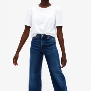 Mörkblå jeans från Monki str 28 - Jeans från monki i strl 28. Bra skick och bra i längden på mig som är 173